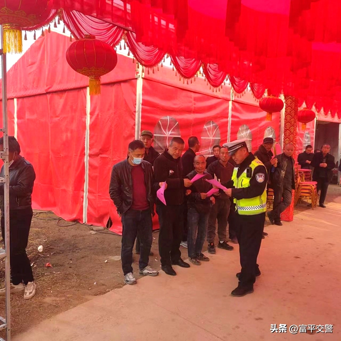 富平交警婚禮喜宴上宣傳交通安全知識。