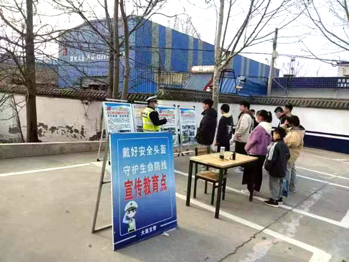 3月19日，大荔公安交警依托三個執法檢查站持續開設“馬路學堂”。