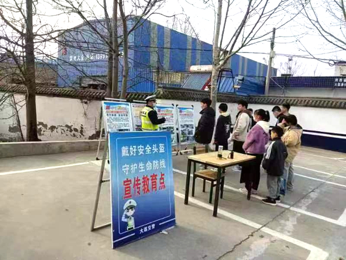 3月19日，大荔公安交警依托三個執法檢查站持續開設“馬路學堂”。