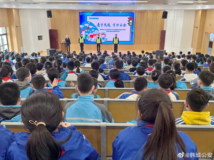 韓城公安交警大隊走進轄區楨州學校開展了“春季守護行動”為主題的宣傳活動。