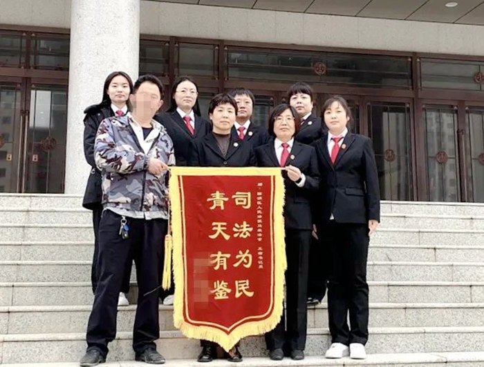 臨渭法院維護農民工合法權益獲贈錦旗。