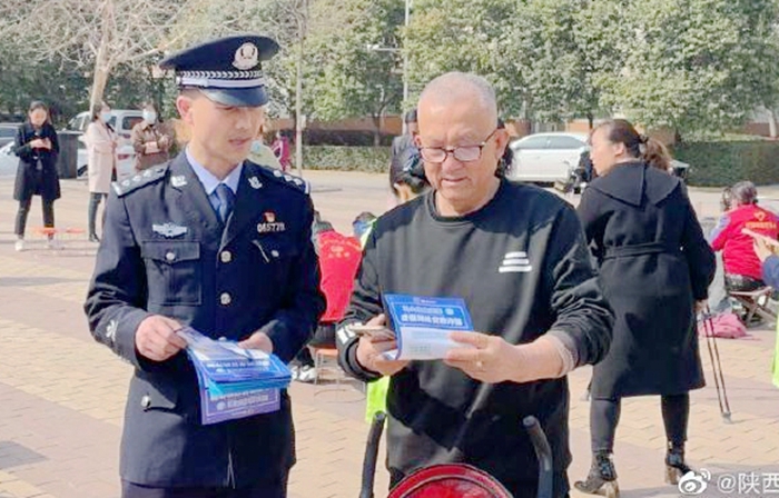 富平城關派出所深入轄區社區、公園開展反詐宣傳。