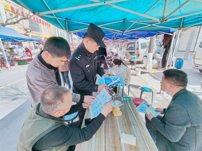 蒲城縣公安局堯山派出所在轄區上王集會上開展禁毒宣傳活動.