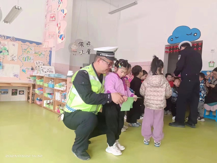 3月22日，富平交警淡村中隊民警深入轄區幼兒園開展交通安全宣講活動。