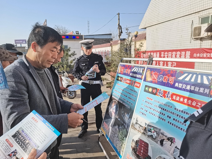 白水縣公安局交通管理大隊西固中隊深入轄區企業開展交通安全宣講活動。