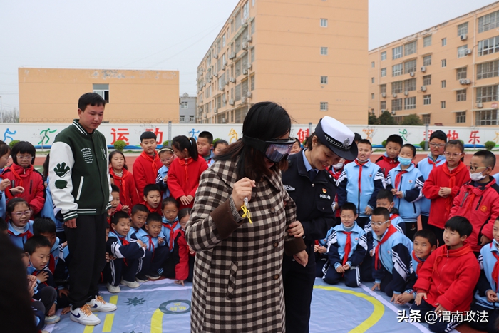 3月22日，大荔公安交警深入轄區第二實驗小學開展“守護安全上學每一步”主題宣傳活動。