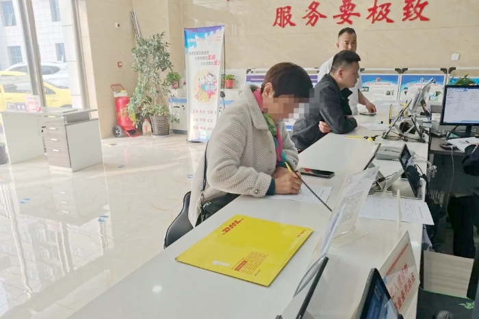 华州公安出入境开辟“绿色通道”为群众办理护照。