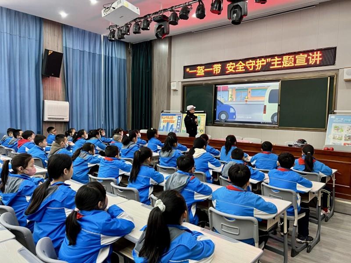 蒲城公安交警進校園開展主題宣傳活動。
