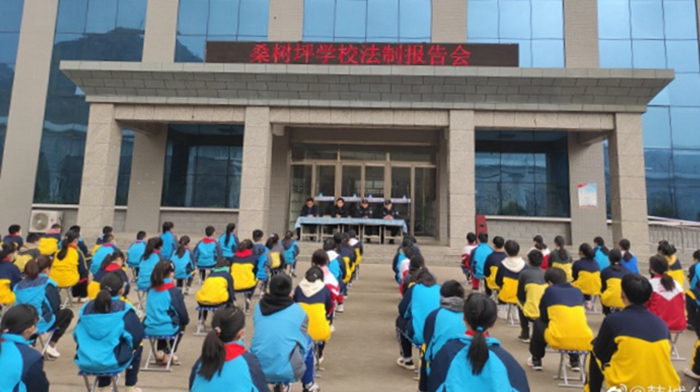 3月24日，韓城公安桑樹坪派出所深入轄區桑樹坪中學和小學，向全校師生講解預防校園欺凌和禁毒有關安全知識。