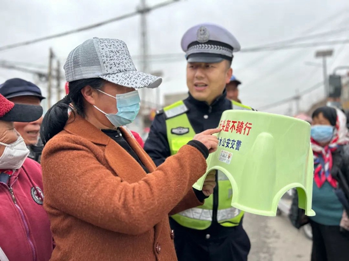 渭南公安交警美麗鄉村行交通安全巡回宣講白水站活動舉辦。