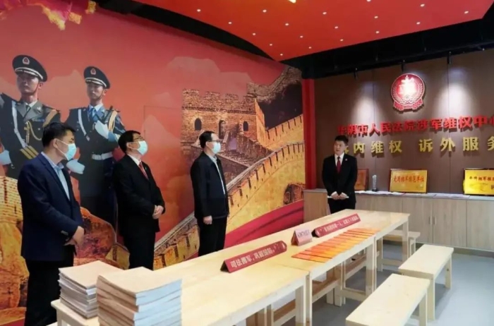 陜西高院黨組書記、院長韓德洋在華陰法院涉軍維權中心調研。