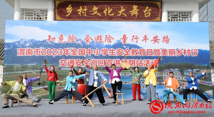 10 华阴市老腔艺术团表演节目《一直在路上》。