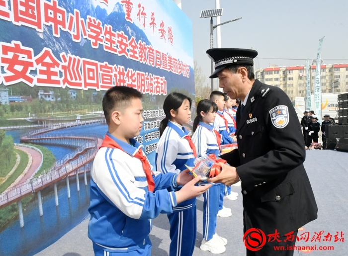 12 与会领导为学生赠送学习用品。