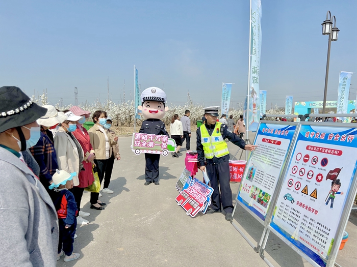 蒲城縣公安局交通管理大隊利用“梨花節”開幕式開展交通安全宣傳活動。