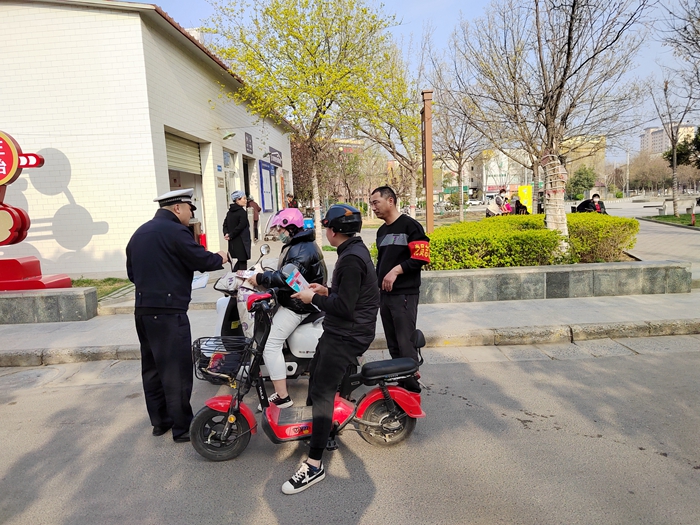 大荔公安交警組織文明交通志愿者在城區開展“車讓人、人守規”文明交通勸導活動。
