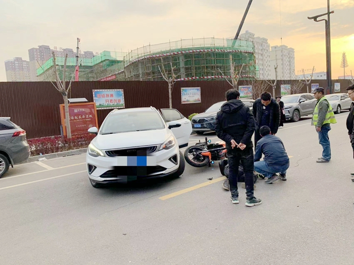 澄城縣公安局特警隊員休假返崗途中偶遇一起交通事故，遂緊急救助傷者，維護現場秩序，疏導交通事故，獲得了群眾的一致贊揚。