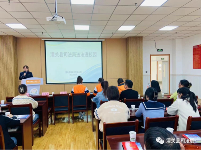 潼關縣司法局干警在城北幼兒園進行普法宣傳活動。