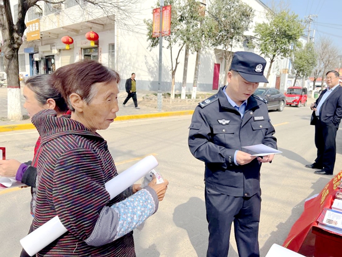 临渭区司法局组织法治宣传小组开展集中送法宣传活动。