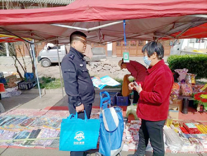 韩城西庄派出所组织民警开展集市巡逻，并向群众宣传安全知识。