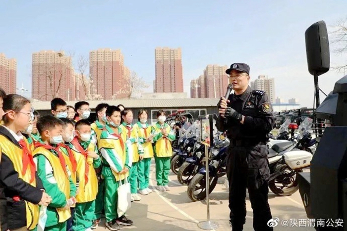 小记者走进临渭公安巡特警察大队“亲密”接触警营生活，体验“警察力量”。