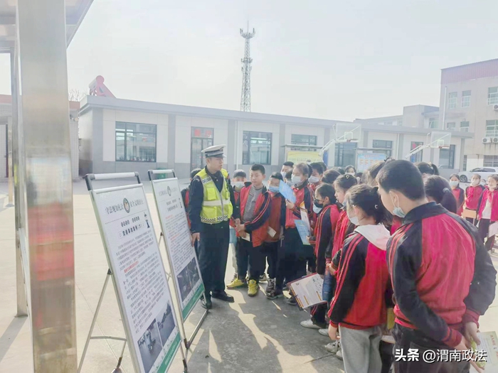 韩城交警走进西庄小学开展交通安全普法活动。