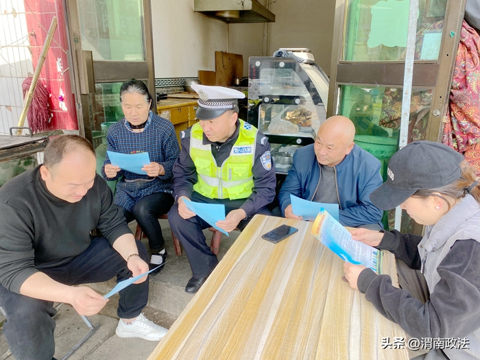 大荔公安交警为进城务工人员宣讲交通安全.