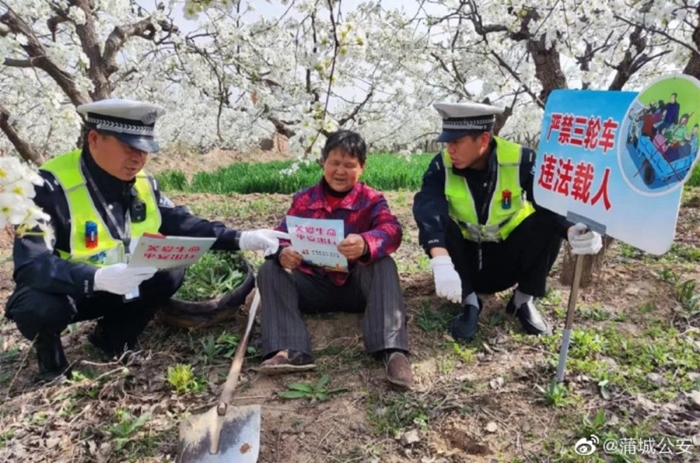 蒲城公安交管理大队组织民警进入田间地头，扎实开展“美丽乡村行”交通安全宣传活动。