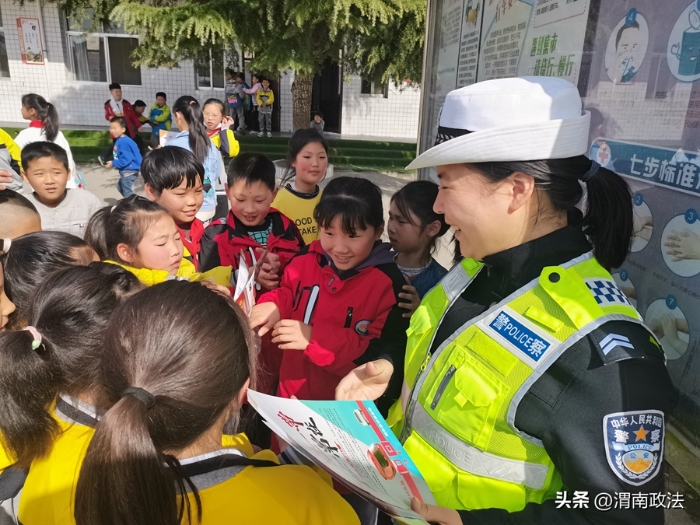 大荔公安交警走进辖区农村小学开展“文明交通进校园”主题宣传活动。