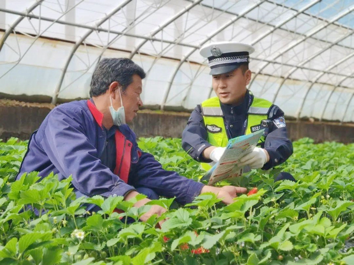白水县公安局交通管理大队宣传民警走进田间地头开展交通安全宣传.