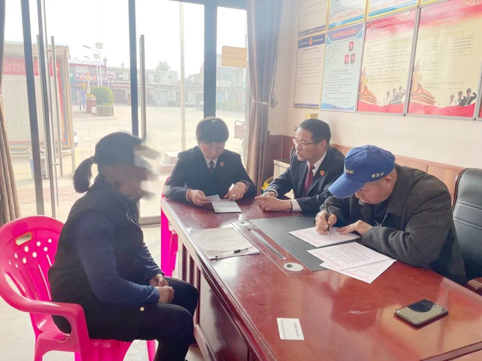 合阳县人民检察院对农村地区生活困难妇女进行司法救助。