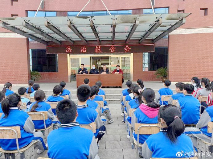 韩城龙门派出所进校园开展法治宣传教育。