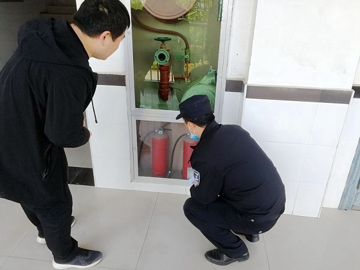 澄城县公安局庄头派出所深入辖区学校全面开展安全大检查活动。