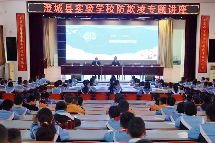 澄城县人民检察院干警走进澄城县实验学校，开展法治进校园活动。