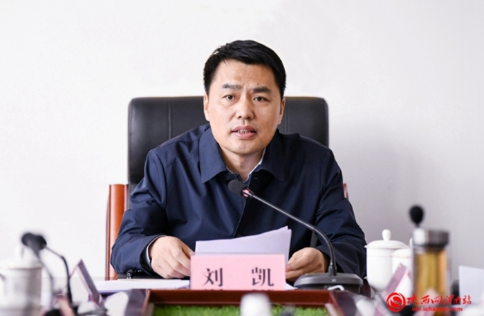 市委政法委员会召开2023年第2次全体会议，市委常委、政法委书记刘凯主持会议并讲话。记者 许艾学 摄
