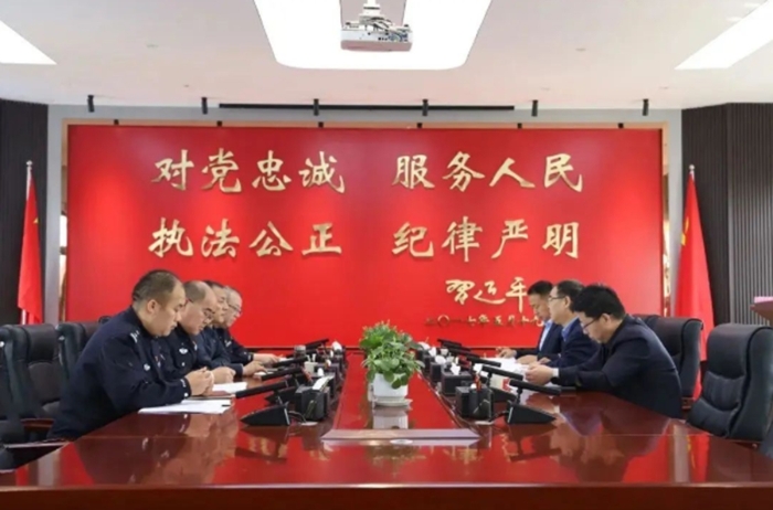 华州区委副书记、区长高波涛一行深入公安华州分局调研指导工作。