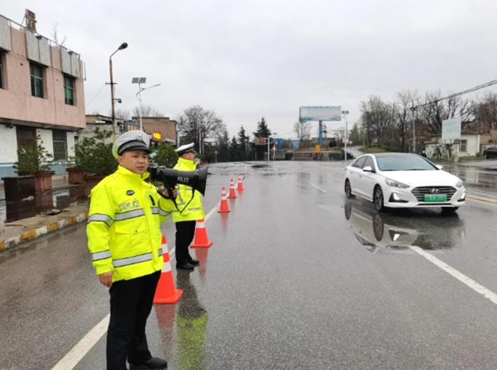 白水交警雨天執勤護平安。