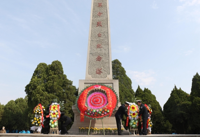 澄城縣公安局開展清明祭英烈活動。