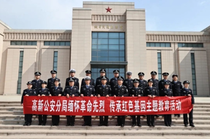 高新分局組織黨員民警祭掃扶眉戰役革命烈士陵園。