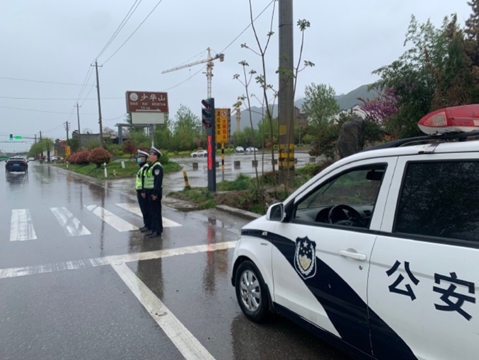 華州公安交警杏林中隊全力保障道路安全暢通。