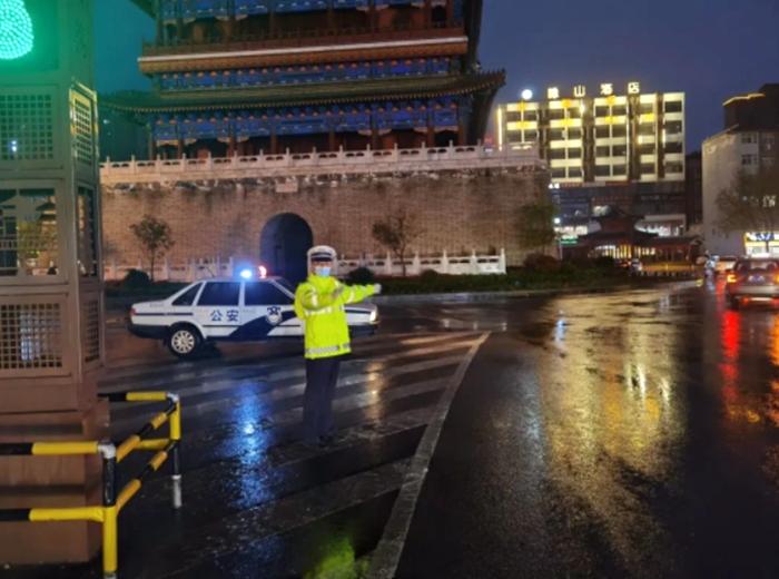 大荔公安交警堅守崗位保暢通。