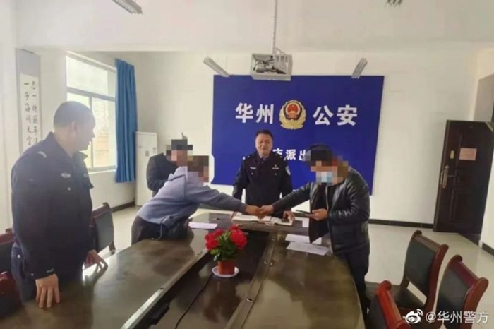 華州民警耐心調解化糾紛。