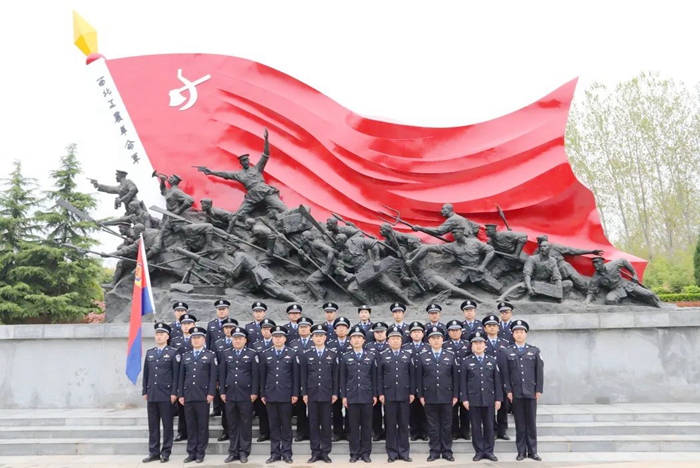 渭南市公安局华州分局组织民警前往渭华起义纪念馆开展清明祭扫英烈活动。