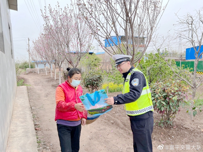 富平交警淡村中队民警深入210国道富平段路边村庄开展进村入户“一盔一带”宣传活动。