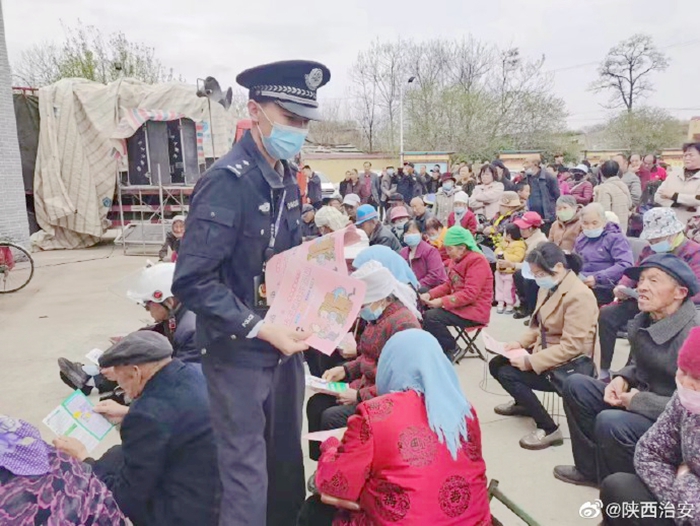 澄城公安利用古会开展反诈、禁毒宣传。
