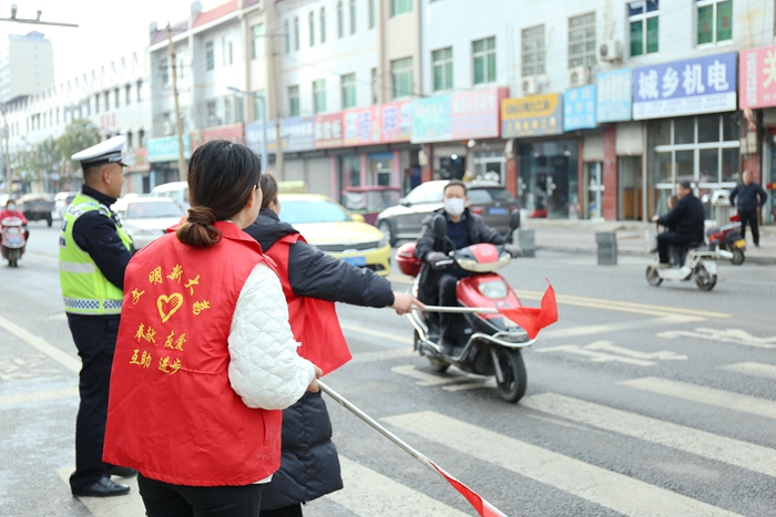 大荔公安交警持续开展文明交通劝导活动。