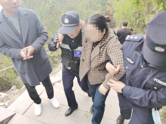 蒲城执勤民警紧急救助一名突发低血糖的女子。