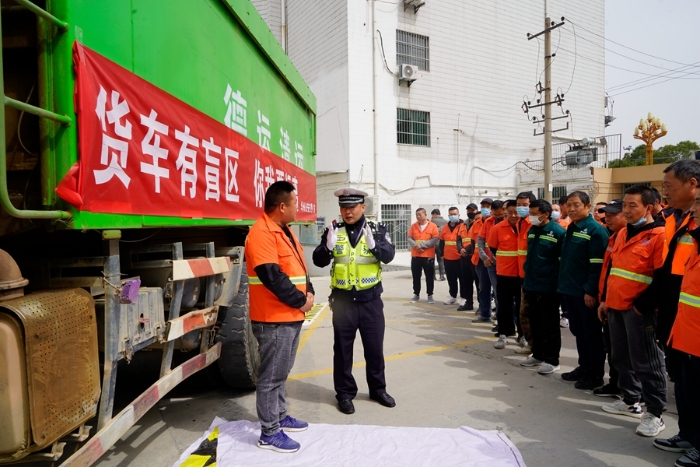 4月7日，華州分局交管大隊走進轄區城市綜合執法管理局開展交通安全宣傳活動。