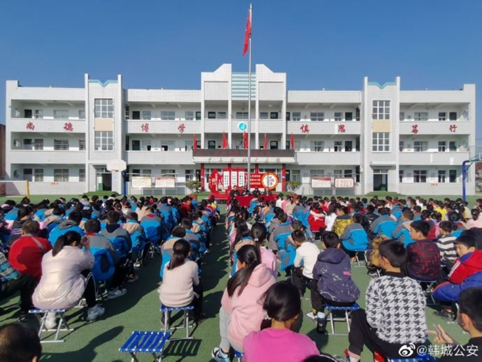 韓城公安芝陽派出所民警為芝陽中學在校師生上了一堂生動的法治安全教育課。