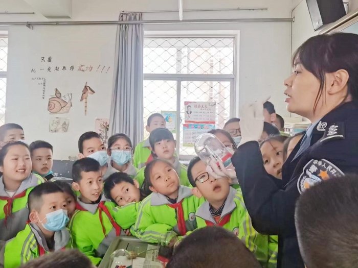 4月6日，澄城縣公安局禁毒文物大隊以城關第二小學開展禁毒宣傳教育活動。