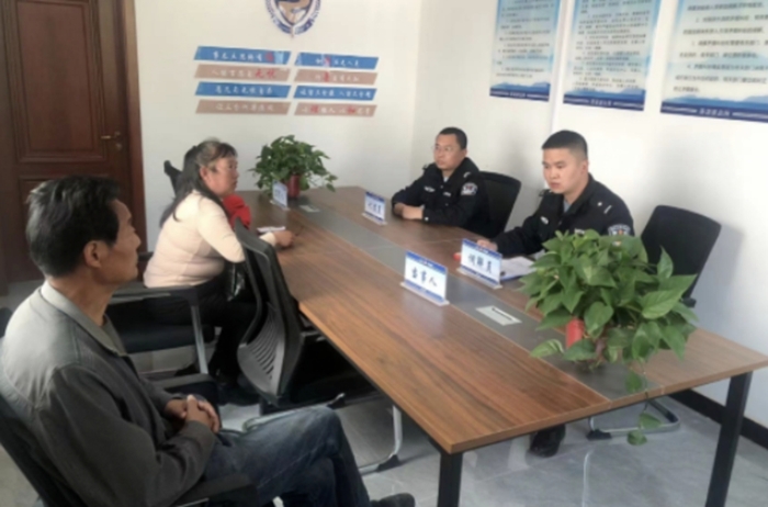 潼關民警調解矛盾糾紛。